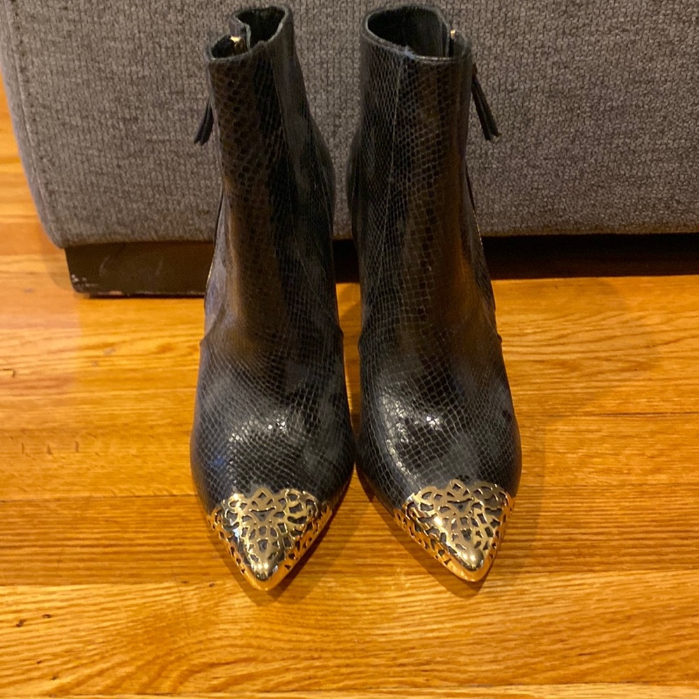 Alice + Olivia black leather ankle boots US 8 39 gold cap toe outer zipper